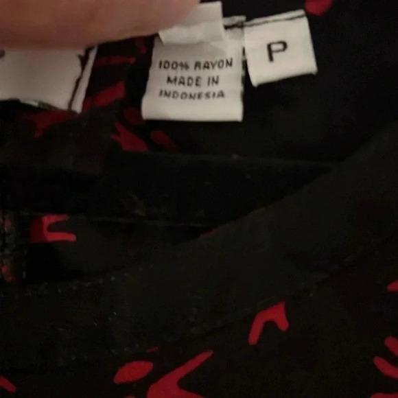 M.I.B. Making it Big plus size artsy design 5X blouse red and black NWOT - Picture 8 of 8